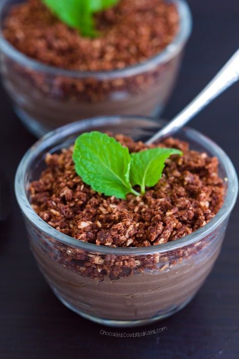 Dirt Pudding Cups - 2 cups milk of choice, 1/4 cup cocoa powder, 1/2 tsp vanilla extract, 1 1/2 cup... Full recipe: http://chocolatecoveredkatie.com/2016/07/25/dirt-pudding-cups-healthy/ @choccoveredkt Oreo Dirt Pudding, Dirt Cups Recipe, Dirt Pudding Cups, Chocolate Dirt, Chocolate Pudding Cups, Healthy Chocolate Pudding, Dirt Pudding, Dirt Cups, Chocolate Covered Katie