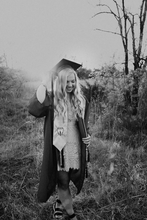 Western Cap And Gown Pictures, Outdoor Grad Photos, Cap Gown Photos, Band Senior Pictures, Gown Poses, Boho Graduation, Seniors 2024, Cap And Gown Photos, Graduation Shoot