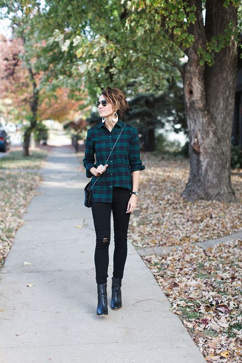 Styling Plaid Shirts Flannels, Green Plaid Flannel Outfit, Green Plaid Shirt Outfit, Green Plaid Outfit Flannel Shirts, Green Plaid Shirt Women, Green Plaid Outfit, Checkered Shirt Outfit, Plaid Flannel Shirt For Fall, Grunge Style, Green Plaid Shirt