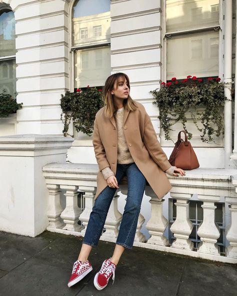 camel coat + sweater + jeans + Vans. Vans Sneakers Outfit, Vans Outfit Womens, Red Vans Outfit, Red Sneakers Outfit, Red Vans Shoes, Mantel Outfit, Outfit Designer, Trainers Outfit, Sneaker Outfits Women