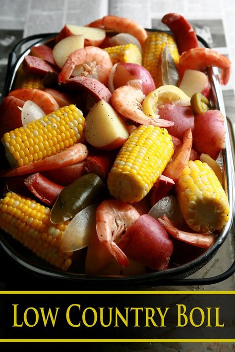 A close up view of a batch of low country boil: Red potatoes, corn on the cob, shrimp, and sausage. Frogmore Stew Recipe, Country Boil Recipe, Frogmore Stew, Low Country Boil Recipe, Beignet Recipe, Louisiana Seafood, Country Boil, Low Country Boil, Boiled Food