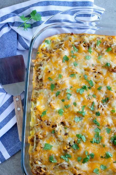 This Mexican Breakfast Casserole recipe is packed with so much flavor and goodness. It might just be one of the best breakfast casseroles ever. Perfect for breakfast, brunch or dinner! Best Breakfast Casseroles, Breakfast Casserole Ideas, Casserole Ideas, Mexican Breakfast Casserole, Mexican Brunch, Slow Cooker Breakfast Casserole, Simply Potatoes, Breakfast Casserole Recipe, Best Breakfast Casserole