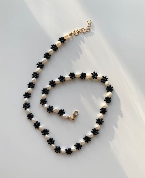 Black Beaded Flower Necklace, Diy Pearl Necklace, Pop Jewelry, Black Daisy, Diy Jewelry Display, Diy Collier, Beaded Necklace Designs, Bracelets Design, Bead Charms Diy