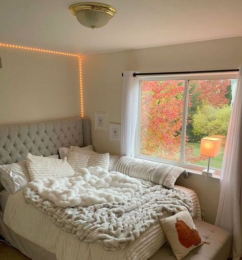 Cute and comfy Super Comfy Bed, Comfy Room Ideas, Comfy Bed, Room Design Bedroom, Teen Bedroom, Room Makeover Bedroom, Bedroom Inspo, Aesthetic Bedroom, Room Ideas Bedroom