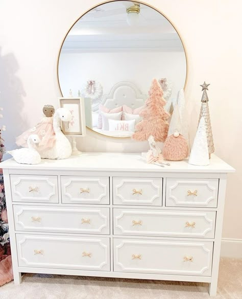 Mirror For Nursery Girl, Simple Princess Room Ideas, Toddler Room Dresser Decor, Vintage Glam Nursery, Vintage Bow Nursery, Gold And White Nursery, Random Home Decor, Girly Kids Room, Toddler Girl Dresser Decor