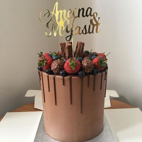 munz_cakes (munira - Bolton) on Instagram: “6” tall chocolate cake topped with strawberries and ferrero ---------------------------------------------------- Personalised topper:…” Tall Cake Ideas, Tall Chocolate Cake, Strawberry Cake Decorations, Birthday Drip Cake, Chocolate Strawberry Cake, Tall Cakes, Strawberry Decorations, Chocolate Strawberry, Novelty Cakes