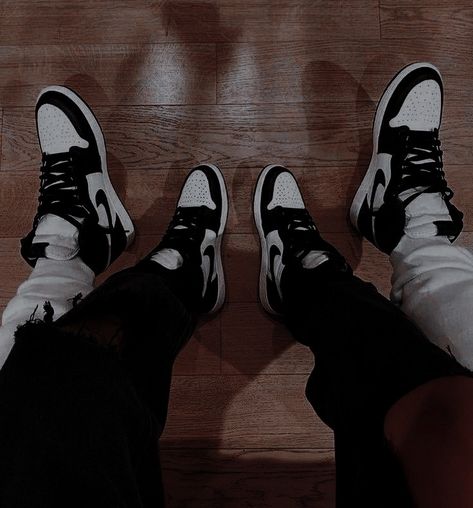 Couple Shoes Pictures, Couple Shoes Matching, Jordan Couples, Couple Outfits Matching, Couple Sneakers, Swag Couples, Couple Matching Outfits, Couple Fits, Couple Style