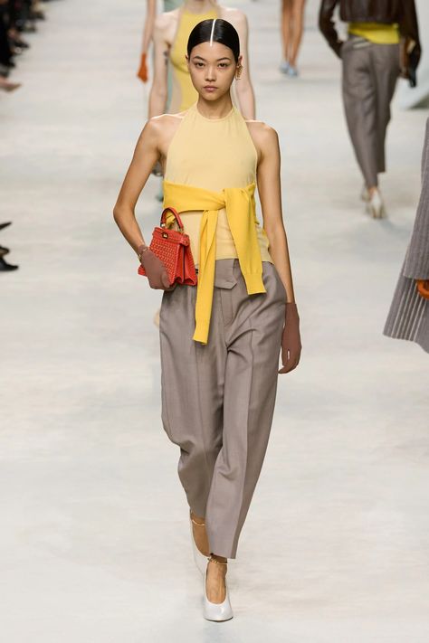 Fendi Spring 2024 Ready-to-Wear Fashion Show | Vogue Fendi Runway, Mika Schneider, Elegantes Outfit Damen, Rok Outfit, 2024 Runway, Ss 2024, Runway Inspiration, Stylish Work Attire, Office Outfits Women