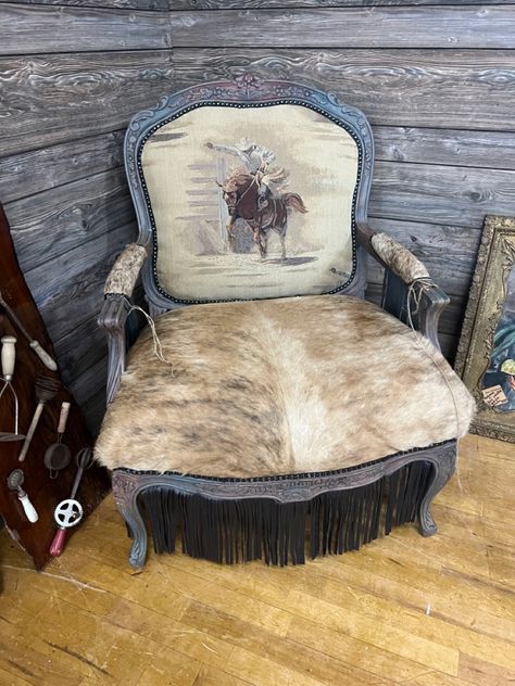 Vintage buckin horse chair #fashion #cowboy #westernhome #westernhomedecor #rodeo #southernliving #frindge #westernaesthetic Barndo Designs, Cowboy House, Old West Decor, Cowboy Bedroom, Western Chair, White Bison, Cowhide Decor, Diy Furniture Restoration, Ranch Furniture