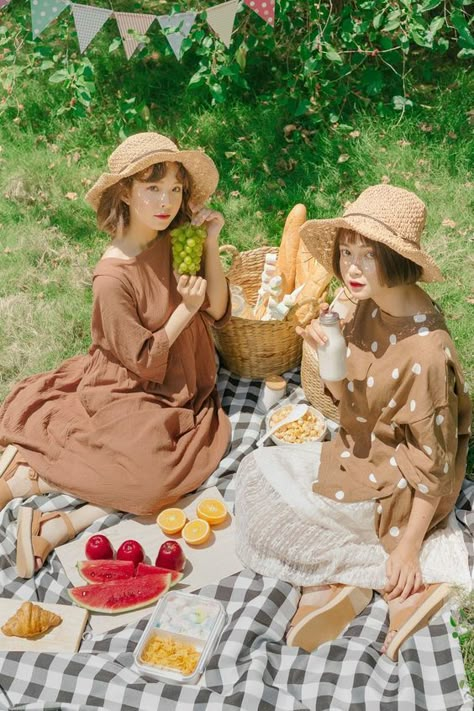 Picnic Pose Reference, Picnic Reference, Picnic Photo Shoot, Picnic Photography, Concept Photography, Photoshoot Concept, Mori Girl, Pose References, Pose Reference Photo