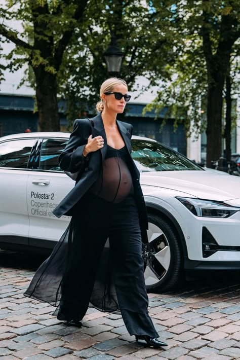 The Easy Hairstyle Copenhagen’s Cool Girls Are Wearing Right Now | Vogue Cool Pregnancy Outfits, Preggo Fashion, Maternity Chic, Robes Vintage, Stylish Maternity Outfits, Street Style Photos, Pregnancy Looks, Easy Hairstyle, Copenhagen Style