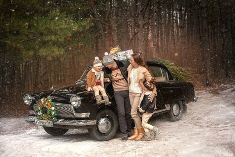 Classic Car Christmas Photoshoot, Old Car Christmas Photoshoot, Vintage Car Christmas Photoshoot, Vintage Car Family Photoshoot, Holiday Shoot, Car Christmas, Christmas Shoot, Winter Photoshoot, Family Christmas Cards