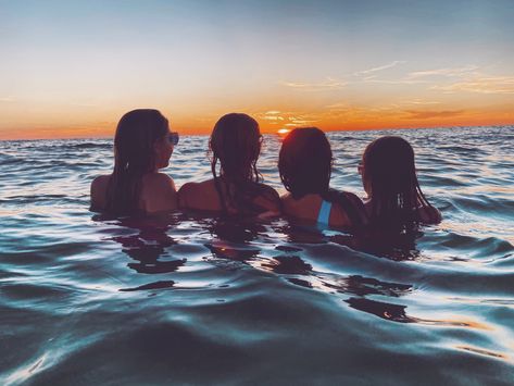 summer beach trip besties best friend trip sunset pose ideas Friend Trip, Best Friend Trip, Beach Best Friends, Beach Vacation Essentials, Girls Beach Trip, Beach Vacation Style, Best Friend Couples, Sister Pictures, Beach Friends