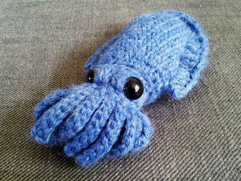 Cuttlefish - Free Amigurumi Pattern http://steuc.blogspot.nl/2013/06/crochet-cuttlefish.html Crochet Cuttlefish, Crochet Fish Patterns, Crochet Sea Creatures, Ravelry Crochet, Crochet Fish, Animals Crochet, String Theory, Kawaii Crochet, Fish Patterns