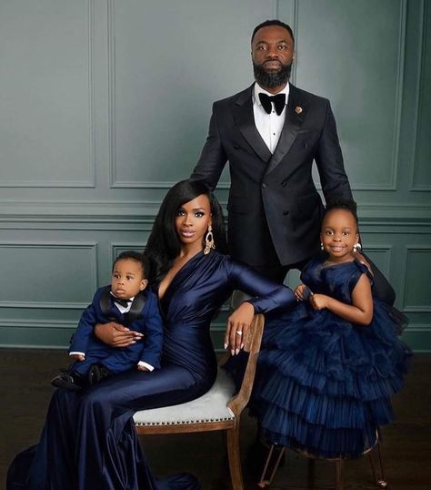 Glam Family Photoshoot, Family Christmas Pictures Outfits, Christmas Pictures Outfits, Christmas Family Photoshoot, Christmas Instagram, African American Family, Family Portrait Poses, Holiday Photoshoot, Family Christmas Pictures