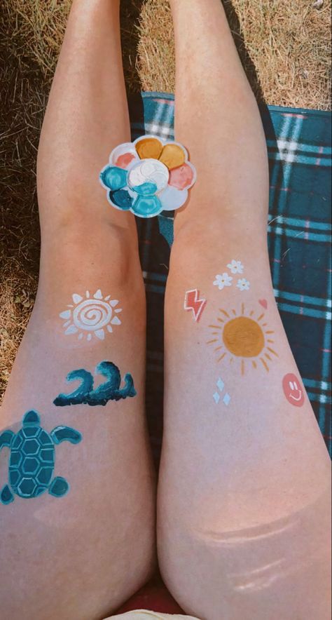 Leg Painting Ideas Easy, Cute Leg Paintings, Things To Paint On Your Leg, Things To Paint On Ur Leg, Summer Leg Painting Ideas, Leg Painting Ideas, Painted Legs Body Art, Painting Legs Summer, Summer Leg Painting