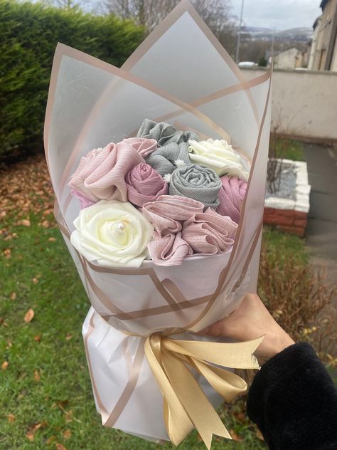 Our elegant hijab flowers bouquet is handcrafted with luxurious high-quality chiffon, jersey, and glitter hijab. These materials add a touch of sophistication and elegance to the bouquet, making it a perfect gift for any occasion. Whether it's Eid, Ramadan, birthdays, weddings, or celebrating a new hijabi sister, this bouquet is sure to spread joy and beauty. Hijabi Gift Ideas, How To Make Hijab Bouquet, Hijab Party Ideas, Hijab Bouquet Tutorial, Gifts Ideas For Sister, Glitter Hijab, Hijab Colours, Hampers Hijab, Hijab Bouquet