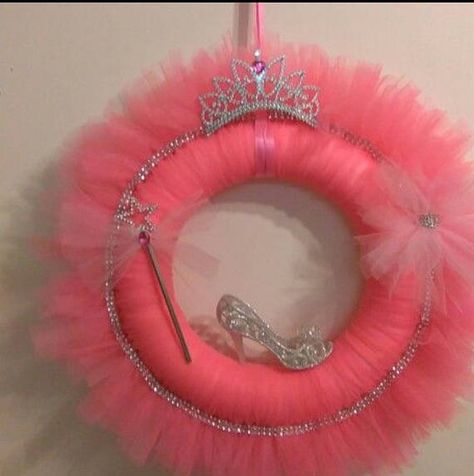 Barbie Wreath Front Doors, Tulle Craft Ideas, Princess Wreath, Tulle Ideas, Tulle Projects, Tutu Wreath, Tulle Wreaths, Tulle Crafts, Deco Mesh Crafts