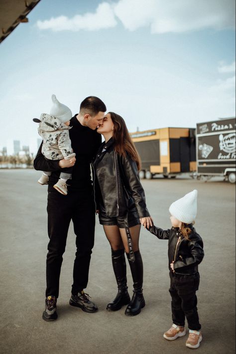 Grunge Family Photos, Edgy Family Photoshoot, Grunge Photos, Fun Family Photos, Family Pic, Family Shoot, Fall Family Photos, Family Pics, Summer Family