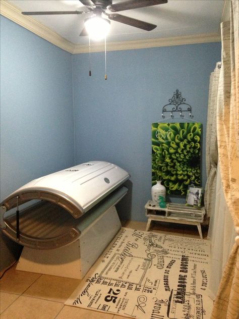 Sunbed room Tanning Bed Shop Decor, Tanning Salon Decor Ideas, Tanning Bed Rooms At Home, Tanning Bed Rooms Decor, Airbrush Tanning Room Ideas, Tanning Room Ideas, Spray Tanning Room, Spray Tanning Room Ideas, Tanning Room Decor