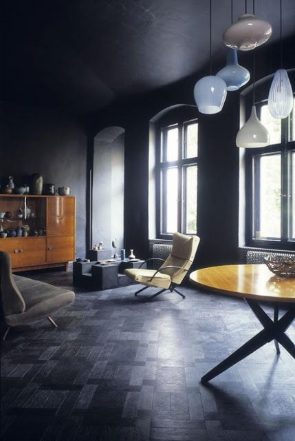 Dark Walls, Inspiring Interiors, Dark Interiors, Black Floor, Style At Home, Dark Room, Black Walls, Architecture Interiors, Casas De Ensueño