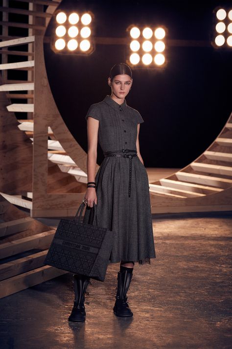 Christian Dior - Pre-Fall 2022 https://www.vogue.com/fashion-shows/pre-fall-2022/christian-dior/slideshow/collection#27 Job Change, Fall Trend, Dior Fashion, Work Style, 2022 Fashion, Vogue Russia, Fall 2022, 가을 패션, Fashion Show Collection