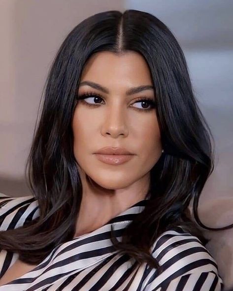 Kourtney Kardashian Makeup, Kourtney Kardashian Hair, Woman Images, Lob Styling, Kardashian Hair, Pic Beautiful, Middle Part Hairstyles, Lob Hairstyle, Different Hairstyles