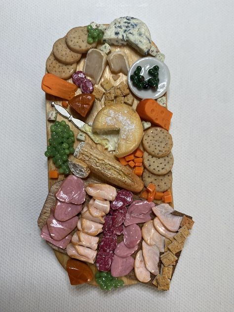 Polymer Clay Charcuterie Board, Clay Charcuterie Board, Amazing Miniatures, Miniture Food, Clay Inspo, Charcuterie Recipes, Miniature Projects, Poly Clay, Clay Food