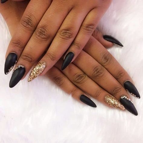 French Nails Pink, Prom Nail Ideas, Gold Stiletto Nails, Prom Nails French, Nail Stiletto, Grad Nails, Prom Nail Designs, Black Gold Nails, Prom Nails Red