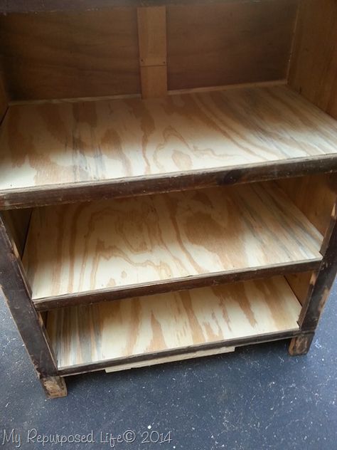 Repurposed Chest Of Drawers, Drawer Bookshelf, Antiquing Furniture Diy, Diy Dresser, Bookshelves Diy, Furniture Showroom, Creative Furniture, Repurposed Furniture Diy, Refurbished Furniture