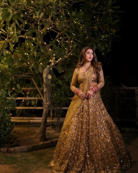 Keeping it gold @bsonarika for her wedding reception. #weddingseason #viralreels #weddingviral #viralbride #viralwedding #weddingphotography #wedding #weddingdress #weddingday #weddings #wreceptionlehenga #goldenlehenga #bridegroom #couplegoals #couple #couples #couplevideos #marriage #marriagetip #shadi #shadiseason #reelsinstagram #trending #trend #wishnwed #shaadi ( tellybride, viral wedding video, groom squad, devokedevmahadev, indian bridal entry, receptiondress , fishtail cut lehenga... Bridal Red Lehenga Designs, Red Lehenga Designs, Bridal Lehenga Latest, Indian Bridal Entry, Lehenga Golden, Golden Bridal Lehenga, Lengha Design, Indian Wedding Songs, Groom Squad