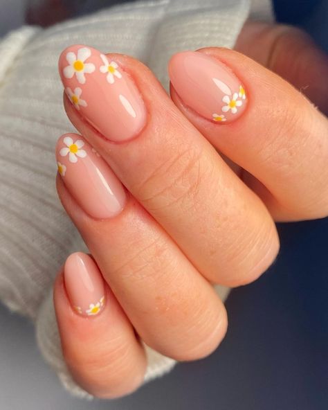 Grandma Nails Designs, Single Flower Nail Design, Nails With Flowers On One Finger, Boho Flower Nails, Nude Nails Flower Design, Nails With Small Flowers, Nude Nails With Flower Design, Floral Nails Nude Base, Light Pink Flower Nails