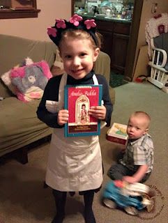 Amelia Bedelia No Sew Costume Amelia Bedelia Costume, Sew Costume, Storybook Character Costumes, Book Characters Dress Up, Amelia Bedelia, Character Day, Book Character Day, Character Dress Up, Book Costumes