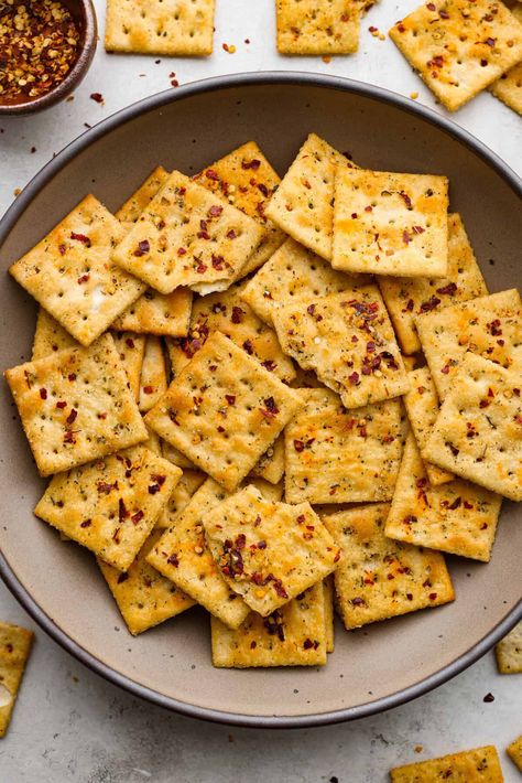 Holiday Saltine Crackers, Holiday Cracker Recipes, Fire Crackers Saltines, Hot Crackers Recipe, Spice Crackers, Cracker Mix Recipes, Seasoned Crackers Recipe, Saltine Crackers Recipe, Hot Crackers