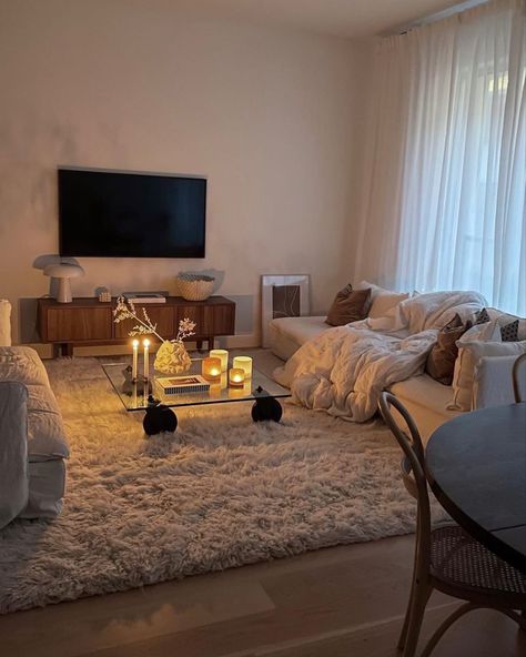 Simple Classy Apartment, Cozy Aesthetic Living Room Ideas, Apt Living Room Decor, Apartment Living Room Aesthetic, Cozy Lighting Living Room, Vintage Apartment Aesthetic, Cute Apartment Aesthetic, Light Living Room Decor, Aesthetics Room Decor