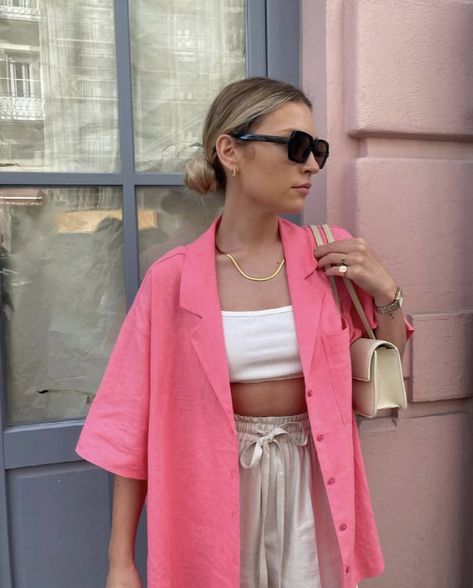 Linen T Shirt Outfit, Oversized Shirt Looks Women, Pink Oversize Shirt Outfit, Pink Shirt And Shorts Outfit, Pink Shirt Outfit Summer, Linen Shirts Outfits, Pink Shirt Summer Outfit, Pink Overshirt Outfit, Oversized Short Sleeve Shirt Outfit