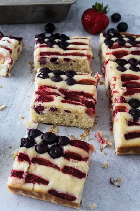 AMERICAN FLAG CAKE WITH FRUIT Strawberry Flag Cake, Flag Cake With Fruit, Picture Of American Flag, White Layer Cake Recipe, Cake With Blueberries, Cake With Fruit, American Flag Cake, Blueberries And Strawberries, Two Layer Cakes