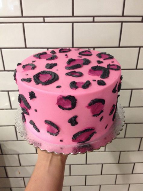 Pink Leopard Birthday Cake, Pink Cheetah Print Cake, Pink Leopard Print Cake, Pink Cheetah Cake, 2000s Cake Ideas, Pink Leopard Cake, Cheetah Print Birthday Cake, Cheetah Print Cake, Hot Pink Cake