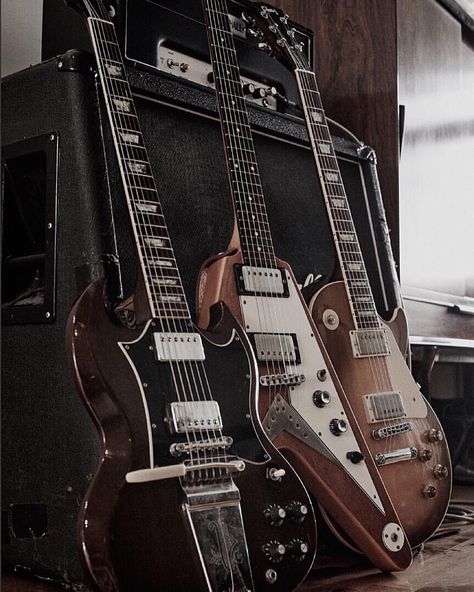 #lostincrystalcanyons #westmereinn #gibsonsunday #gibson #marshall Guitar Aesthetic, Electric Guitar Design, Rock Aesthetic, Rockstar Aesthetic, Guitar Obsession, Cool Electric Guitars, Guitar Gear, Gibson Guitars, Wet Dreams