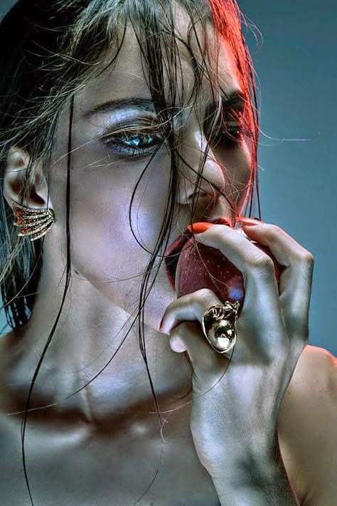 Jewelry Editorial, Foto Art, Jewelry Photography, Wet Look, Girl Face, White Photography, Woman Face, Photography Inspiration, Color Splash