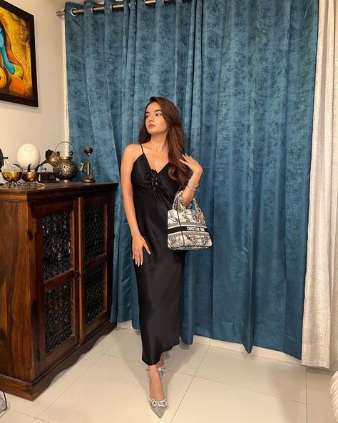 Anushka Sen, Teen Actresses, Child Actresses, Money And Happiness, Indian Actress Hot Pics, Indian Beauty Saree, Christian Dior, One Shoulder Formal Dress, One Shoulder Dress