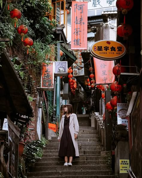 🇹🇼 [ Tips for Visiting Jiufen, Taiwan ] In my opinion, Jiufen's bright red lanterns and narrow alleyways make it the most picturesque village in Taiwan. The lantern-strewn exterior of the famous A-Mei teahouse resembles the epic scenes from Miyazaki's “Spirited Away”! However, I have to admit that Jiufen is probably the most touristy place to visit in Northern Taiwan. The tiny mountain village can be super crowded during the day with international tourists and day trippers from Taipei!  He... Jiufen Taiwan Outfit, Japan Tourist Outfit, Taiwan Outfit Travel, Taipei Taiwan Aesthetic, Taiwan Jiufen, Taipei Photography, Taiwan Aesthetic, Taiwan Outfit, Jiufen Taiwan