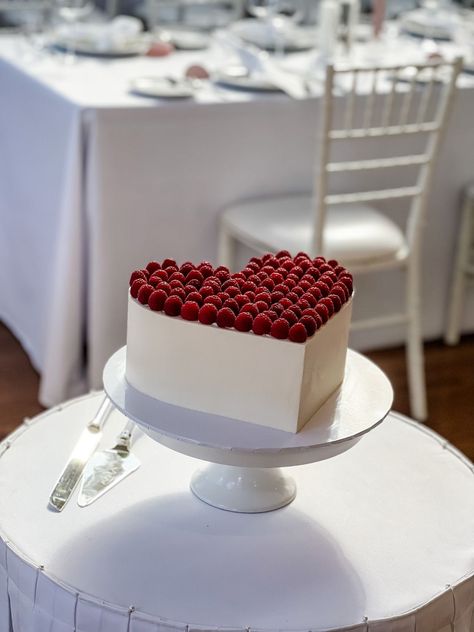 Heart Wedding Cake, Raspberry Wedding, Bolo Red Velvet, Heart Wedding Cakes, Beautiful Wedding Cake, Heart Template, Christmas Songs, Cute Birthday Cakes, New Heart