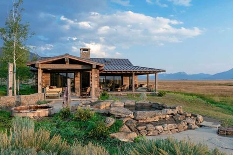 Mountain sanctuary offers a sense of tranquility in the Idaho wilderness Montana Ranch House, Rustic Mountain Homes, Modern Lodge, Montana Ranch, Outdoor Fireplace Designs, Ranch Exterior, Rustic Retreat, Landscape Architects, Lodge Style