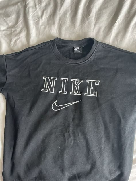 Old Nike Outfits, Nike Tshirt Outfit, Old Nike Sweatshirt, Hoodie Vintage Nike, Vintage Jumpers Nike, Old Nike Clothes, Vintage Nike Shirts, Vintage Nike Aesthetic, Nike Shirt Outfit