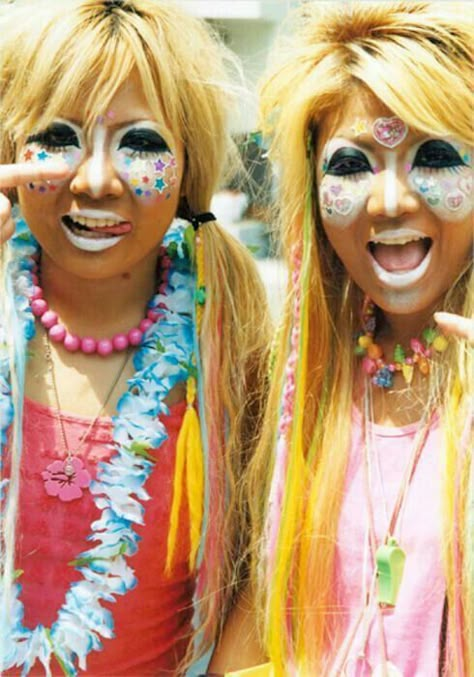 Heavy Eyeliner, Makeup 2000s, Ganguro Girl, Colorful Hair Clips, Bizarre Fashion, Makeup Aesthetics, Travel In Japan, Gyaru Style, 2000s Japanese Fashion