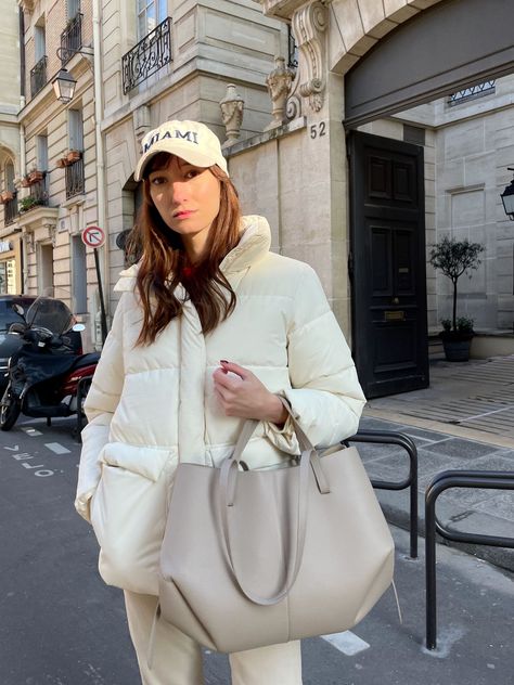 French Girl Jewelry, French Girl Winter Style, Paris Street Style Winter, French Winter Style, Mini Bag Outfit, French Tote Bag, Trip To Miami, Girl In Paris, Chic French Style