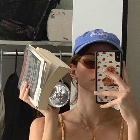 Emma Chamberlain Summer, Emma Chamberlain Aesthetic, Olivia Rouyre, Emily Henry, Quoi Porter, 사진 촬영 포즈, Funny Story, Emma Chamberlain, Foto Tips