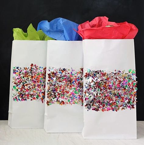 Colorful Confetti DIY Gift Bags That Sparkle Cute Ways To Wrap Gifts, Men Stocking Stuffer Ideas, Boutique Packaging Ideas, Birthday Wrapping Ideas, Diy Gift Bags, Craft Paper Wrapping, Holiday Bags, Gift Wrap Bows, Creative Christmas Crafts