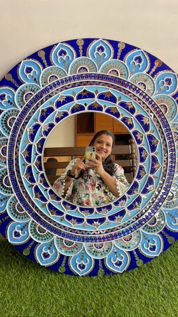 Lippan Art Mirror Big Size, Lippan Art With Big Mirror, Big Mirror Lippan Art, Big Lippan Art, Mirror Art Painted, Bottle Art Projects, Lipan Art, Exhibition Ideas, Saree Hairstyles